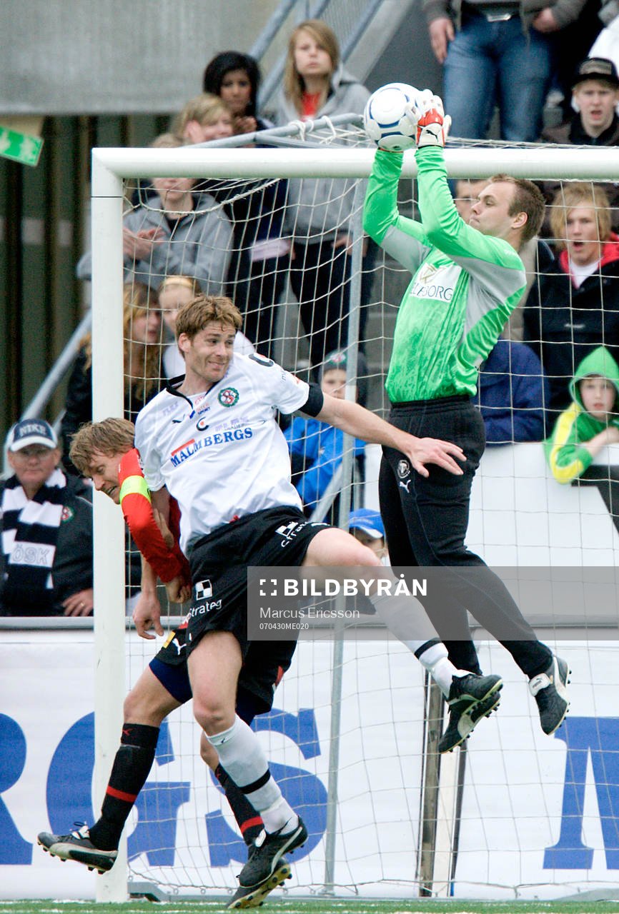 Fredrik Persson, Målvakt Trelleborg, rusar ut och plockar