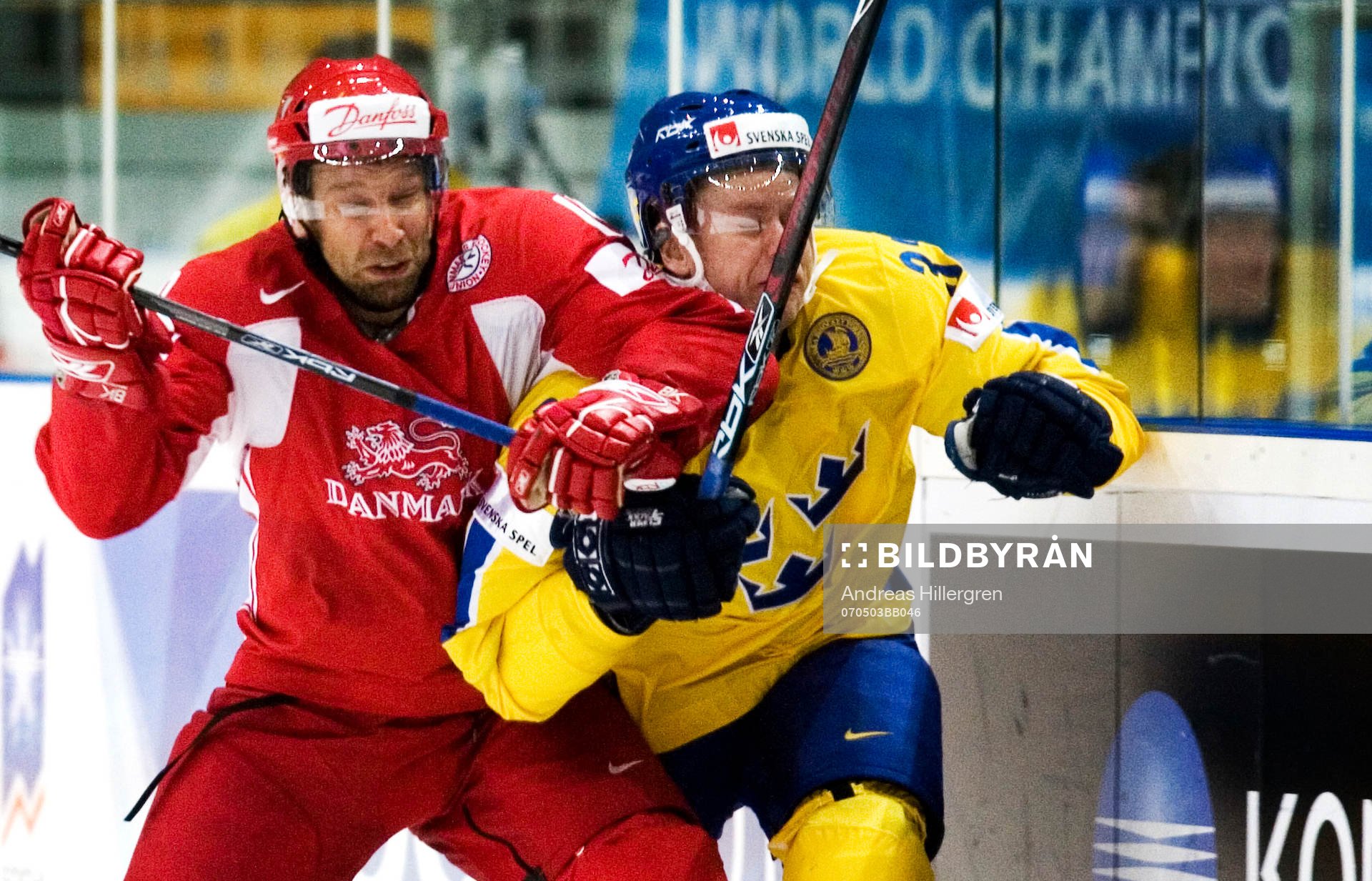 Kim Staal, delar ut en tackling till Fredrik Emwall