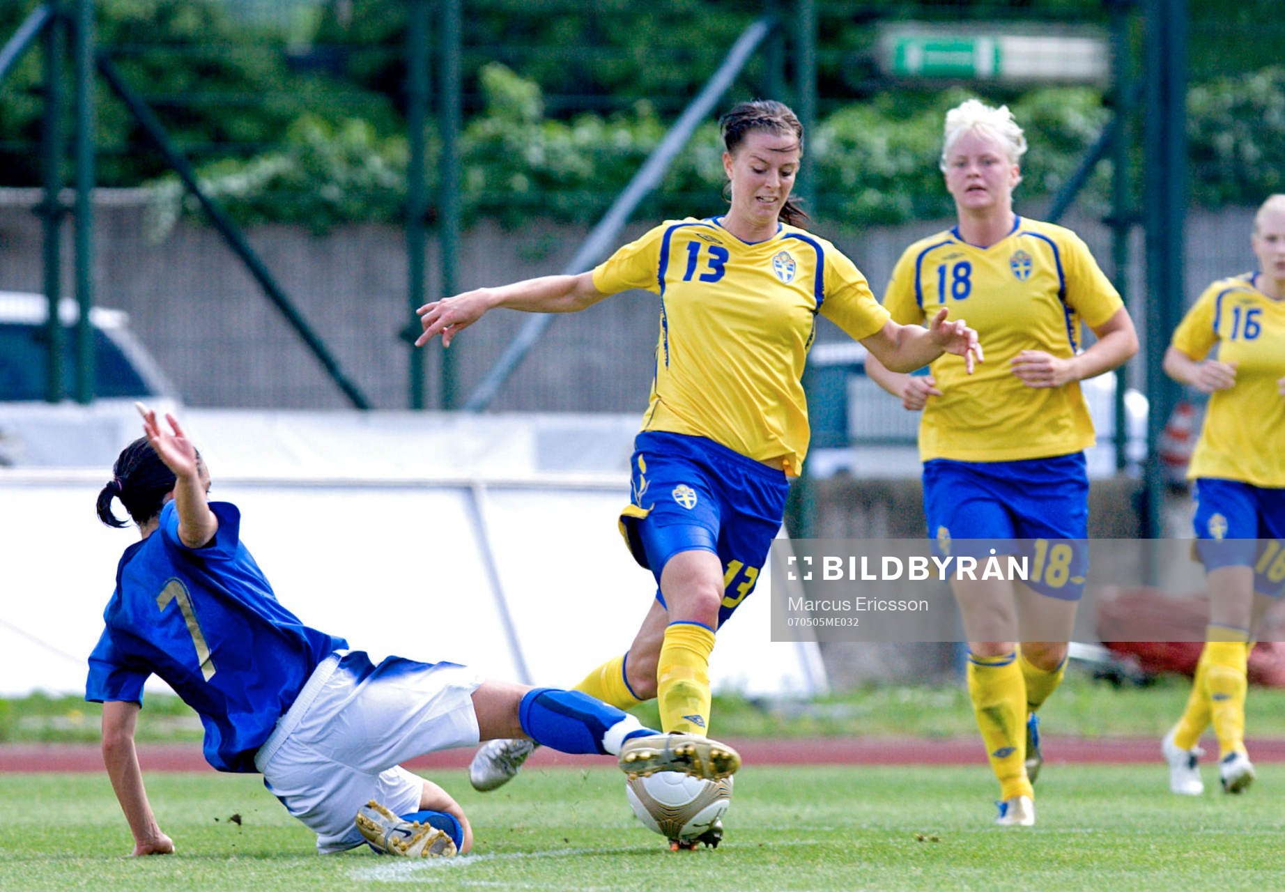 Lotta Schelin, Sverige anfaller