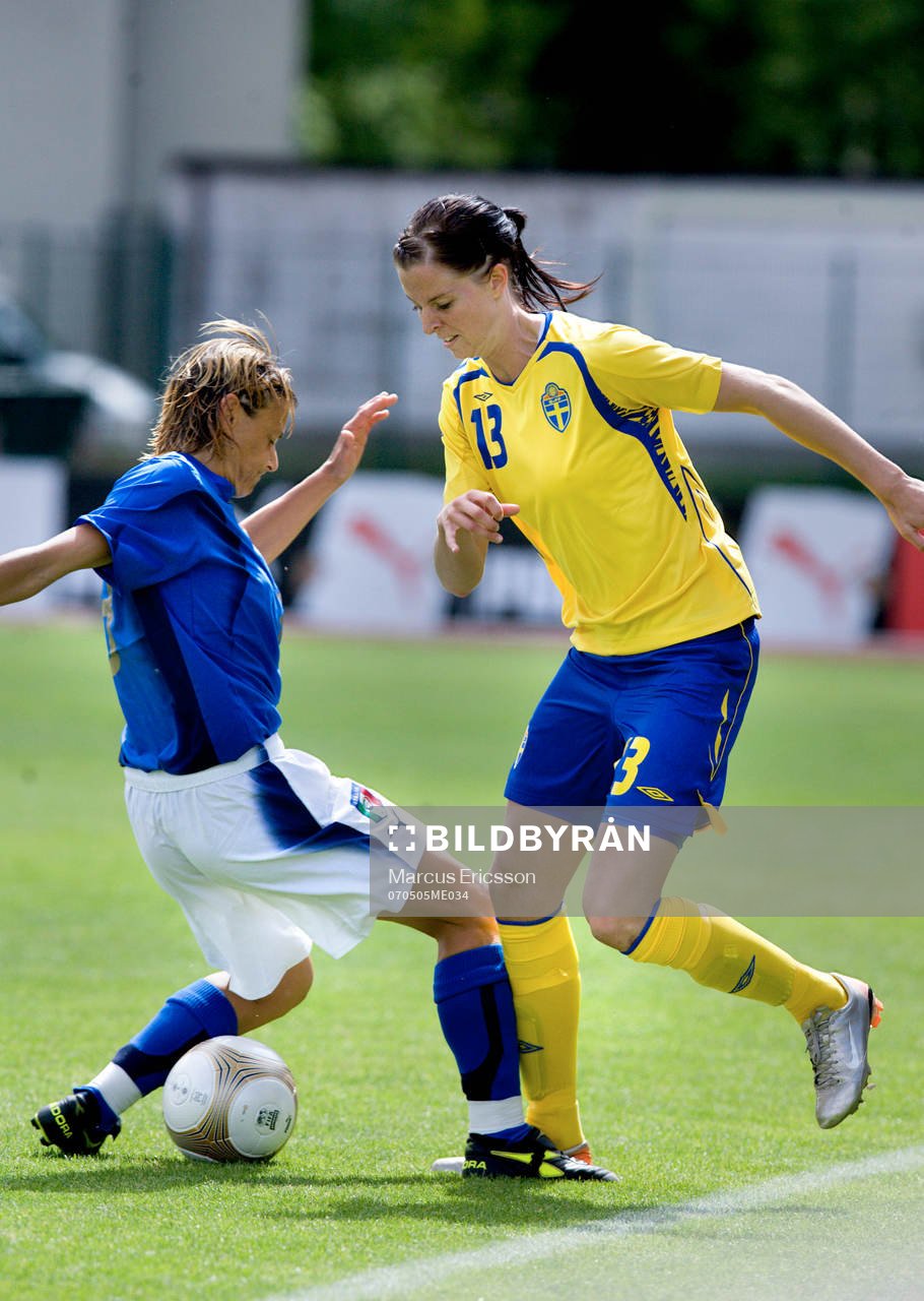 Lotta Schelin, Sverige tunnlar det italienska försvaret