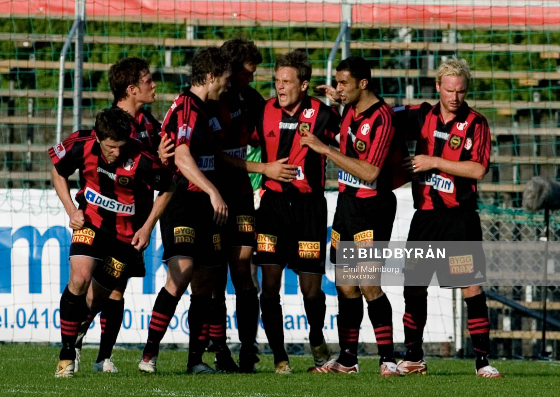 Jubel. Brommapojkarna har gjort 3-3 på straff. Jon