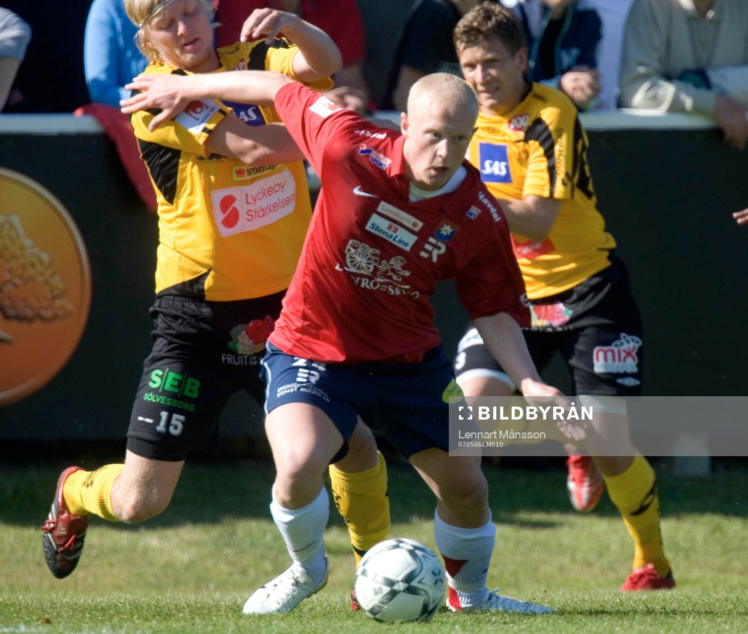  Ken Fagerberg håller undan för två motståndare.