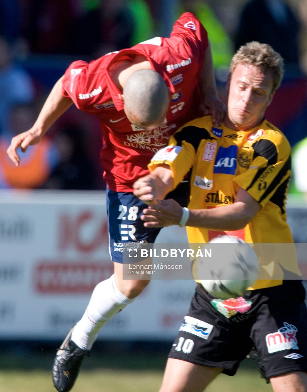  Ivo Skiljo nickar undan framför matchhjälten Marcus Ekenberg.