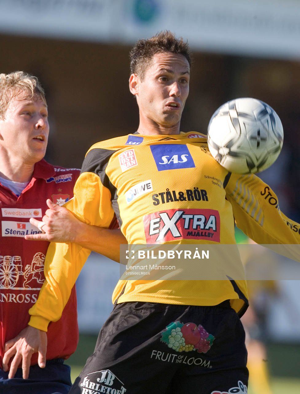 Martin Strömberg försöker stoppa  Marcelo Sarvas