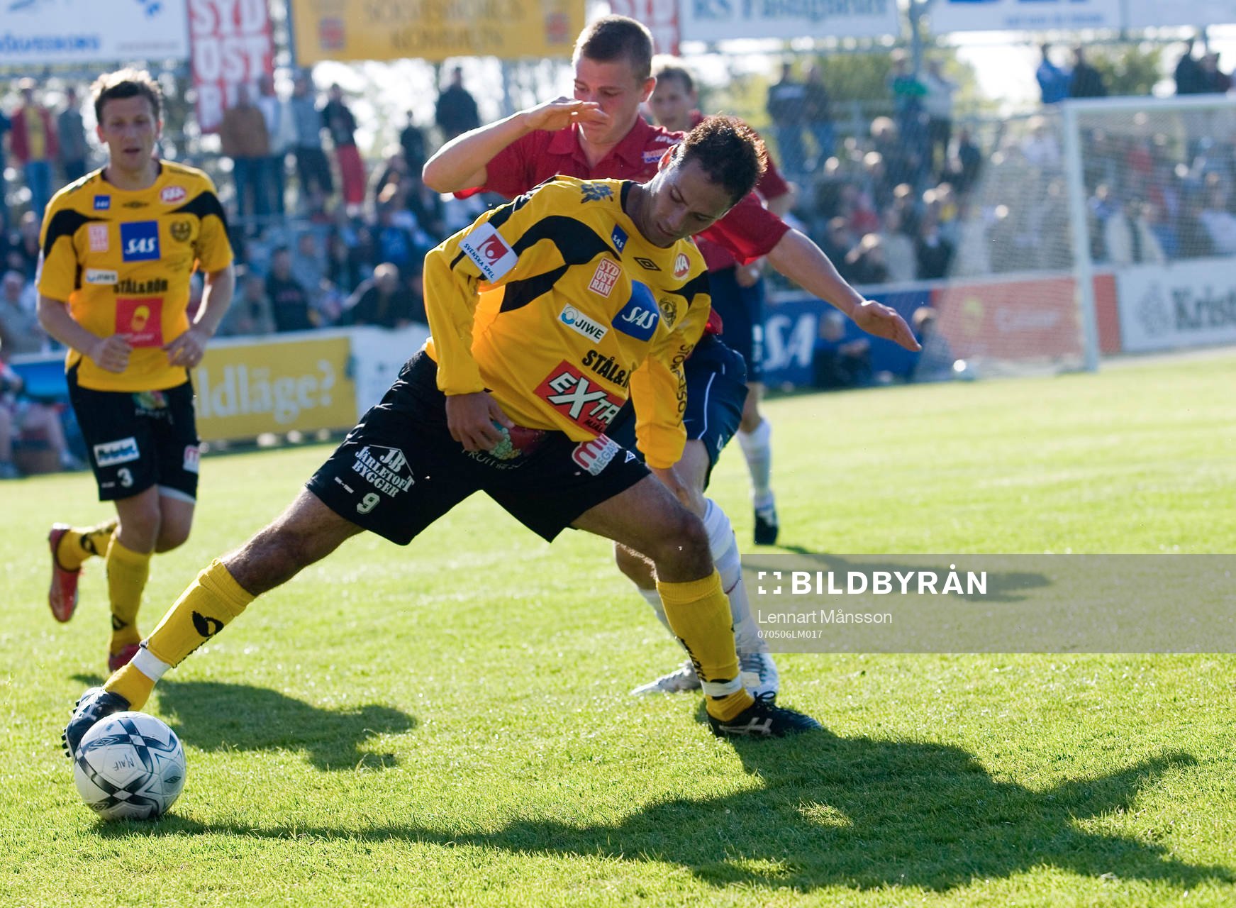  Örgryte  försöker stoppa  Marcelo Sarvas som täcker bollen med långa benet.