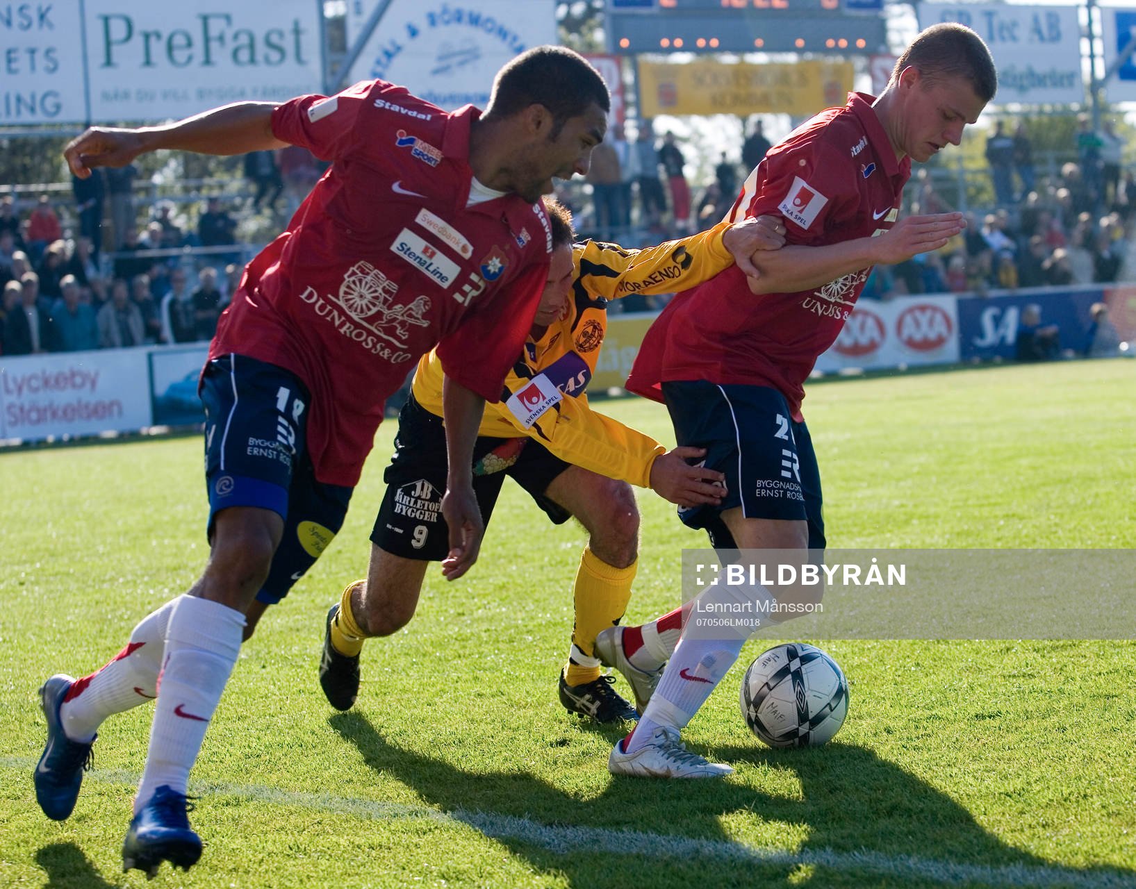Två Örgryte-spelare  försöker stoppa  Marcelo Sarvas