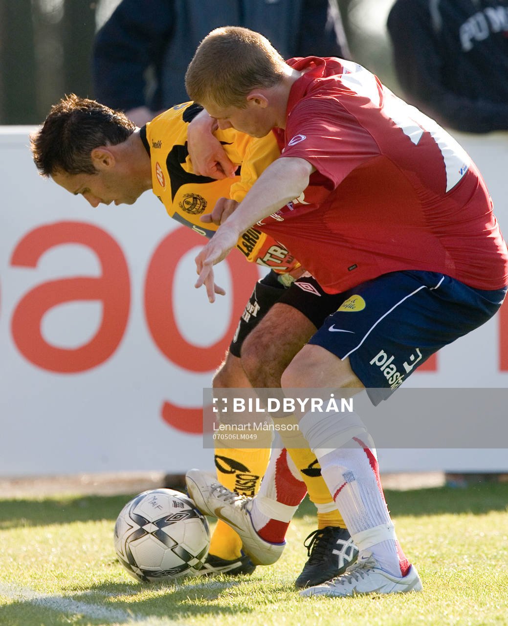 Marcelo Sarvas håller undan för Christian Lindström