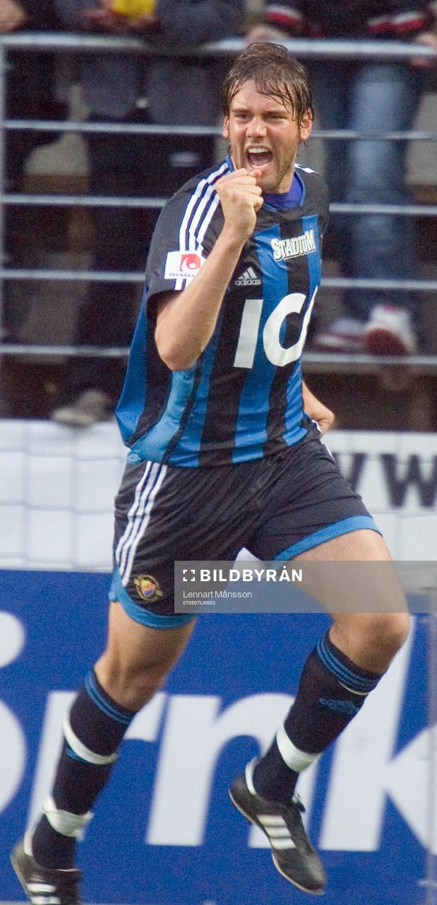 2-2, Mikael Dahlberg har kvitterat och jublar. Jubel