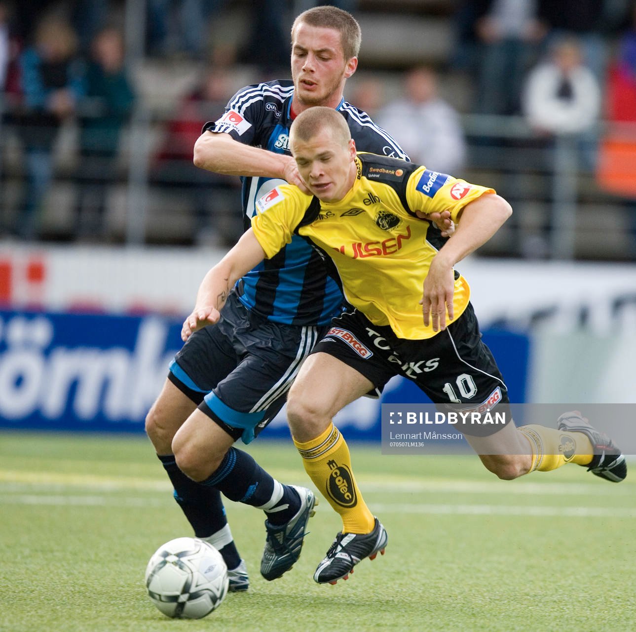 1-0, Sölvi Ottesen vräker omkull Samuel Holmén och på