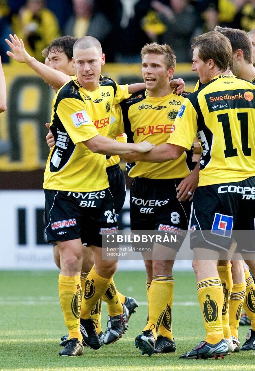 2-1, Anders Svensson, som grattas
