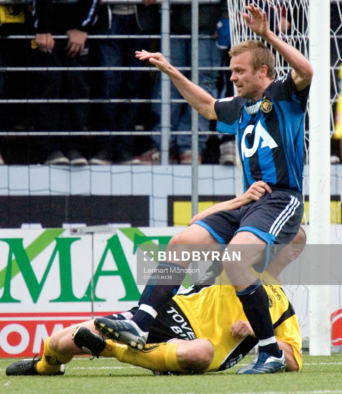 Andreas Augustsson vräker omkull Mattias Jonson och ett