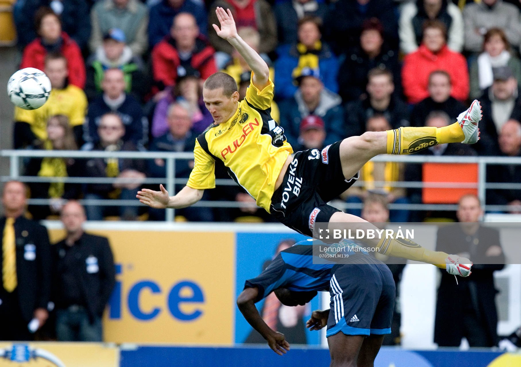 1-0 skytten Jon Jönsson flyger över en Djurgårdare