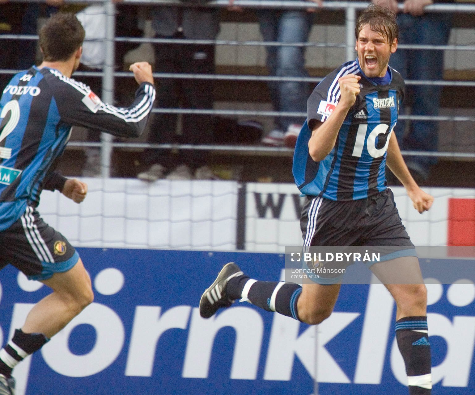  2-2, Mikael Dahlberg har kvitterat och jublar. Jubel.