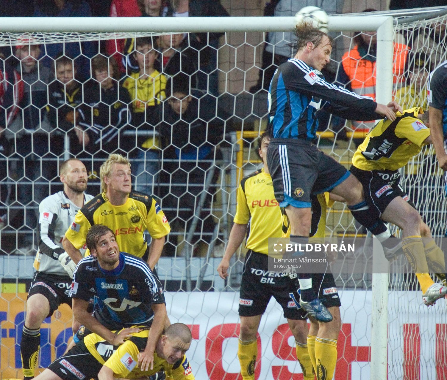 Markus Johannesson nickar medan Mikael Dahlberg trycker ner
