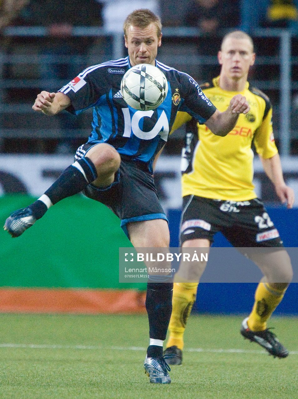 Mattias Jonson tar ner bollen
