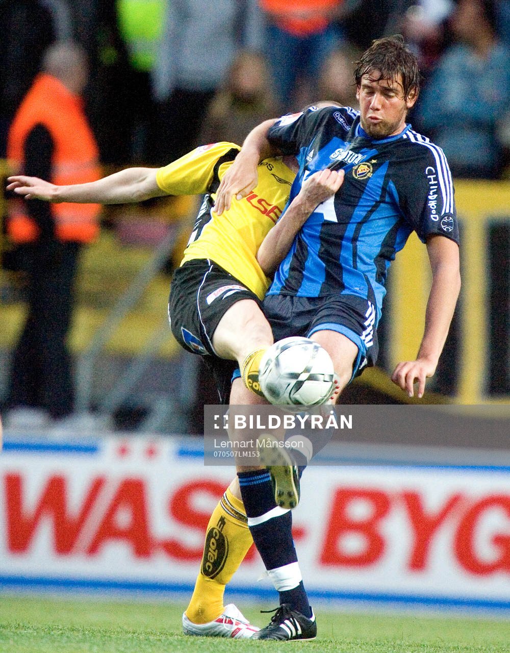 Andreas Augustsson försöker stoppa Mikael Dahlberg