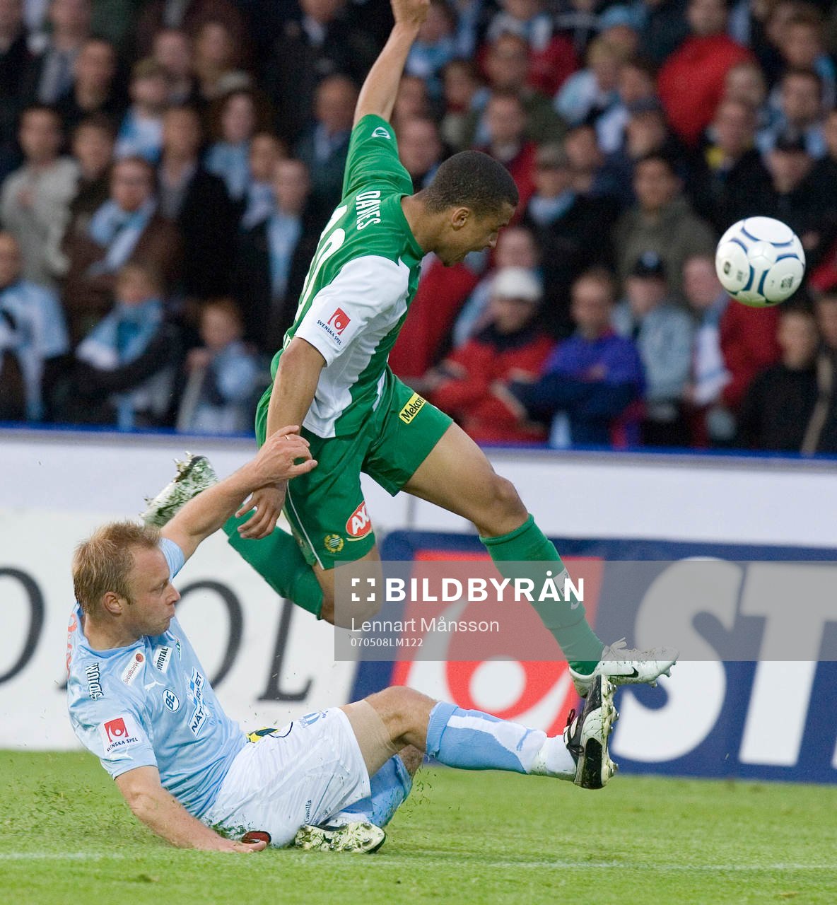 Anders Andersson glidtacklar Charlie Davies