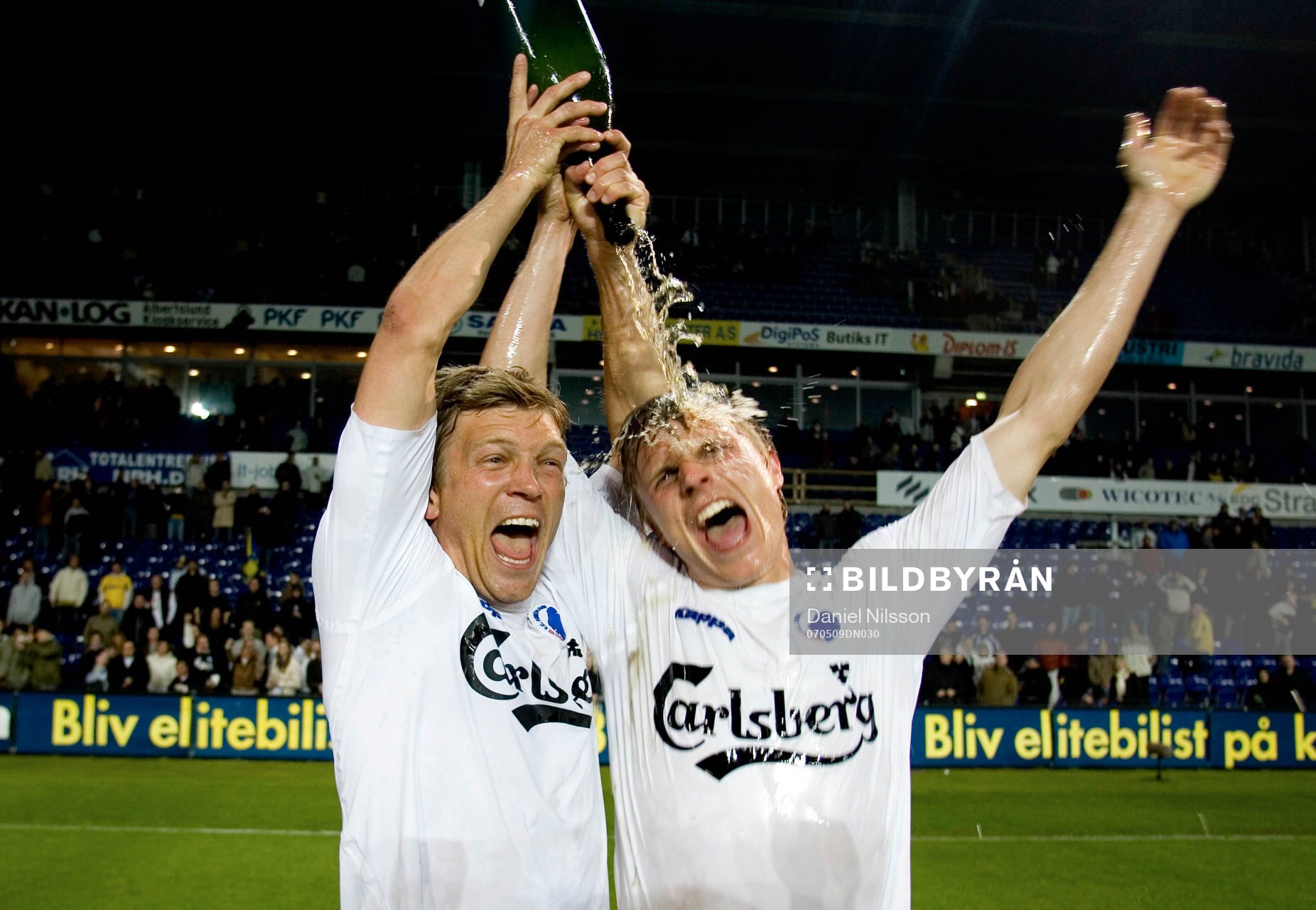  Marcus Allbäck, Köpenhamn, är dansk mästare med FCK. Jubel med Champagne med Jesper Grönkjaer.