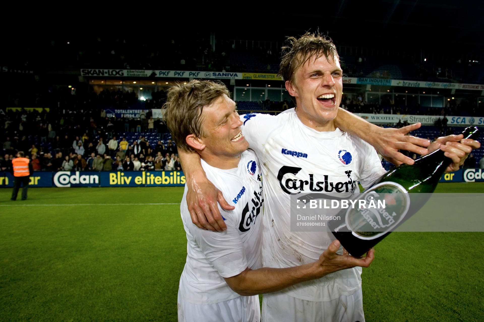  Marcus Allbäck, Köpenhamn, är dansk mästare med FCK. Jubel med Champagne med Jesper Grönkjaer.