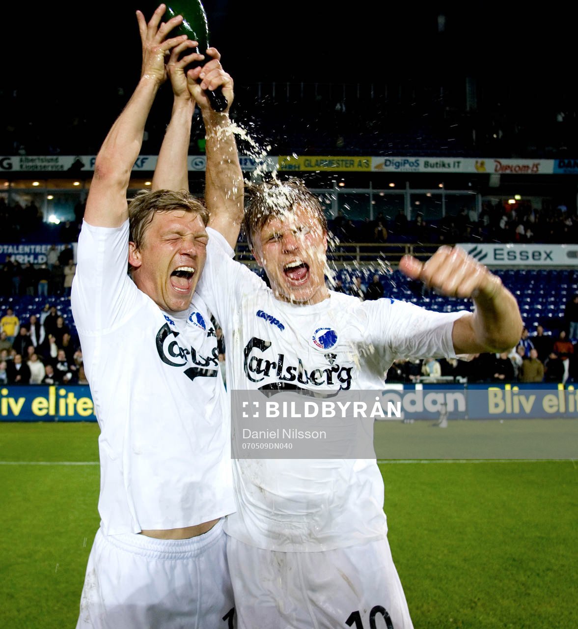  Marcus Allbäck och Jesper Grönkjaer, Köpenhamn, jubel efter de blivit danska mästare med FCK. 