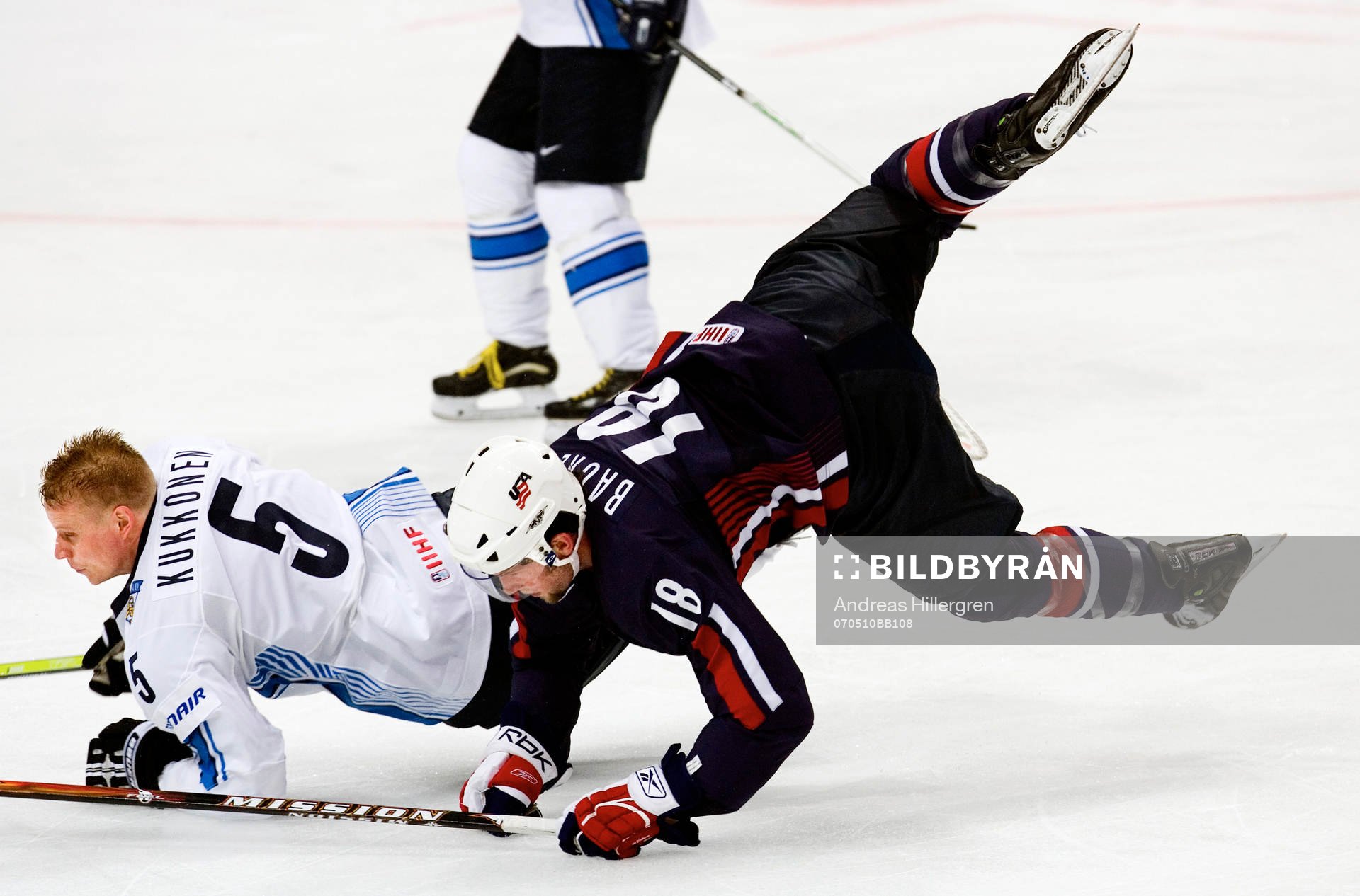 tuff tackling David Backes och Lasse Kukkonen