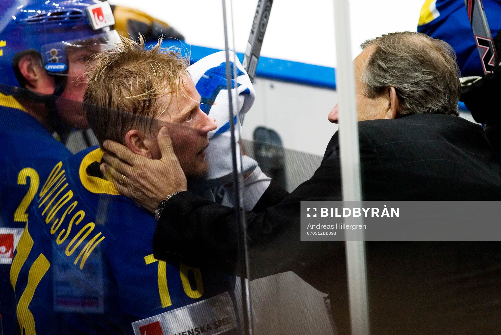 Lennart Hovelius plåstrar ihop Johan Davidsson