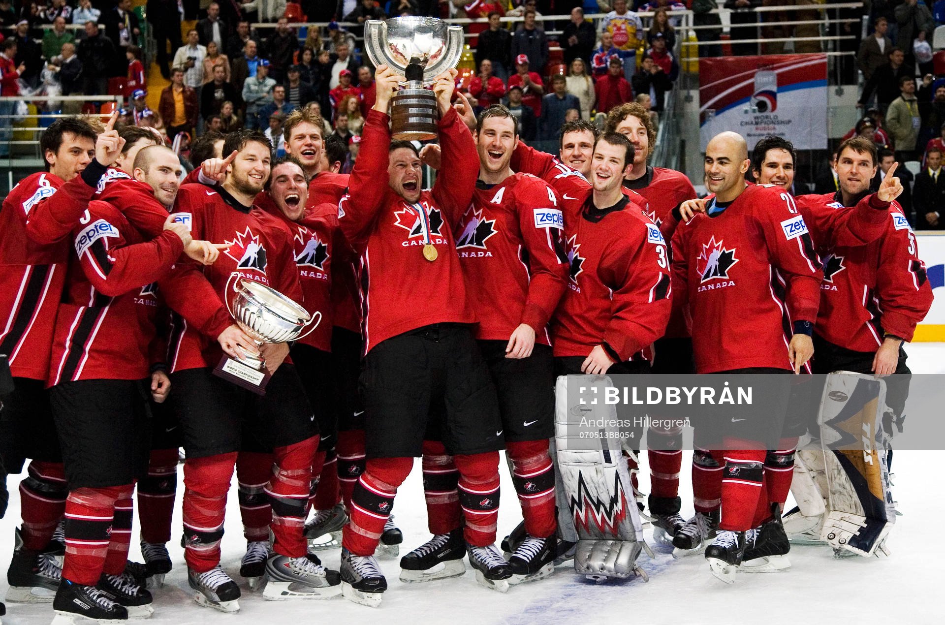 Guld till Kanada. Shane Doan, jubel med pokalen. VM-guld,