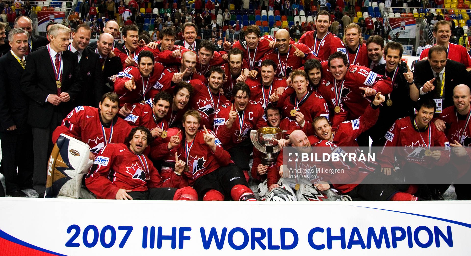 Guld till Kanada. VM-guld, pokal, lagbild, världsmästare