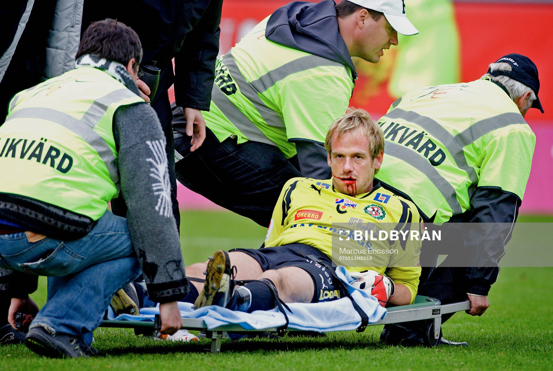 Peter Westman, Målvakt Örebro. Skada, skadad, bår,