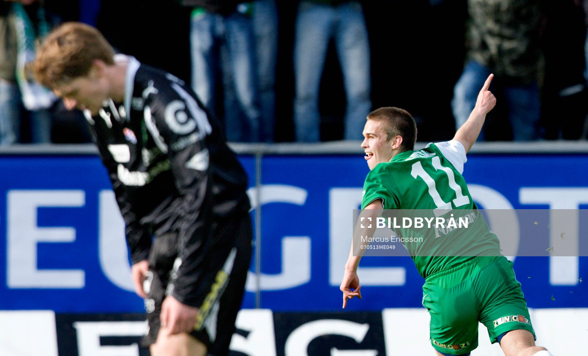  Heidar Geir Juliusson, Hammarby jublar efter att ha sprungit ifrån Magnus Wikström, Örebro och sedan sparkat in sitt första mål i allsvenskan på övertid