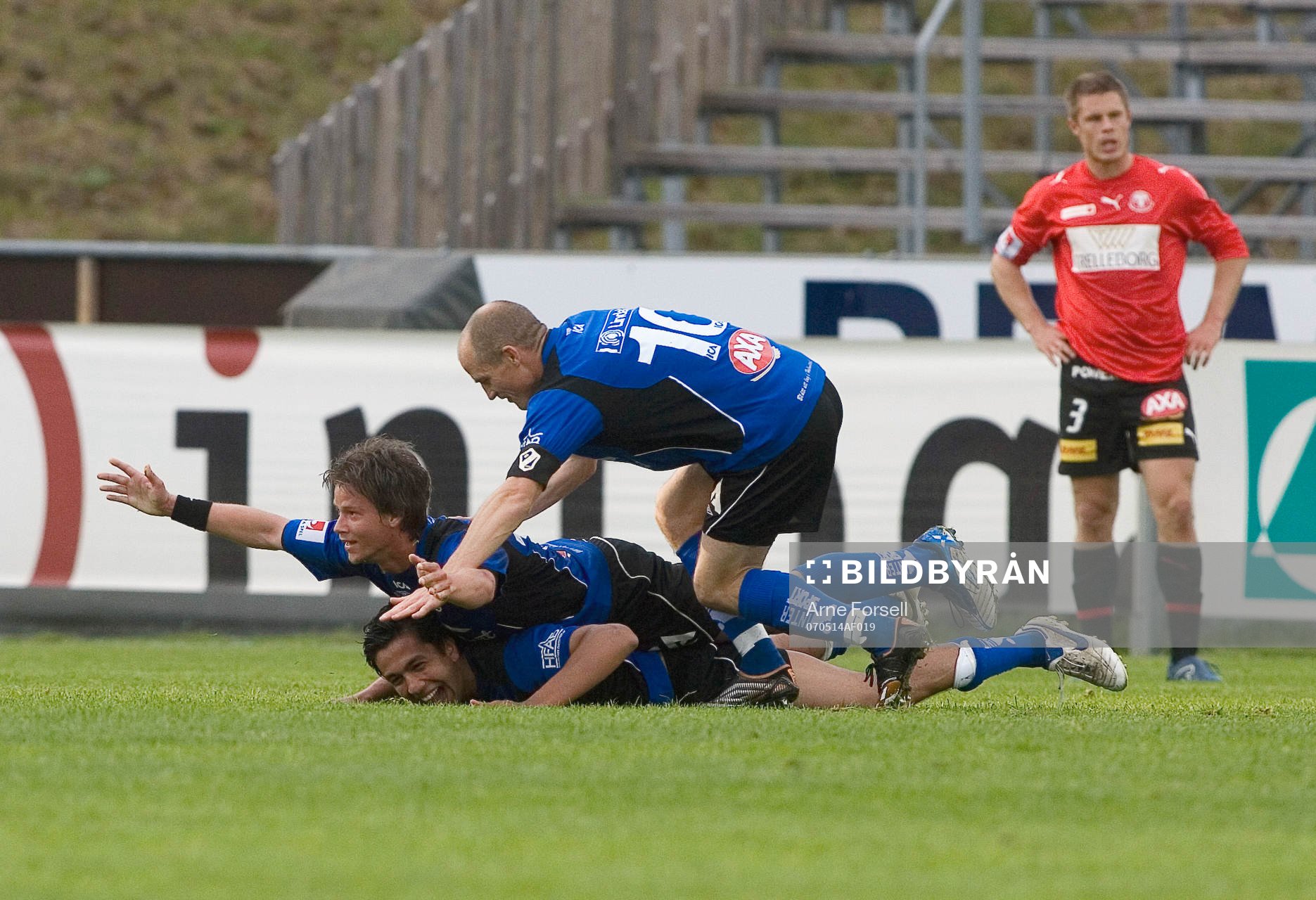 Halmstadsjubel sedan Emra Tahirovic gjort 1 - 0. Jubel