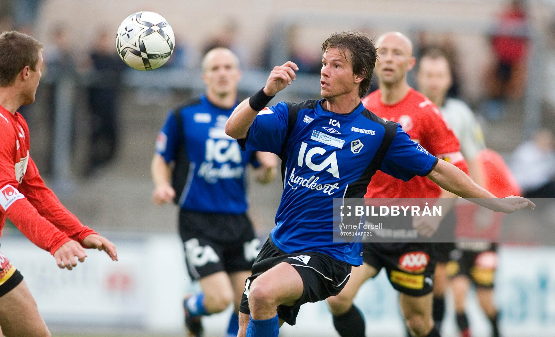 Dusan Djuric först på bollen