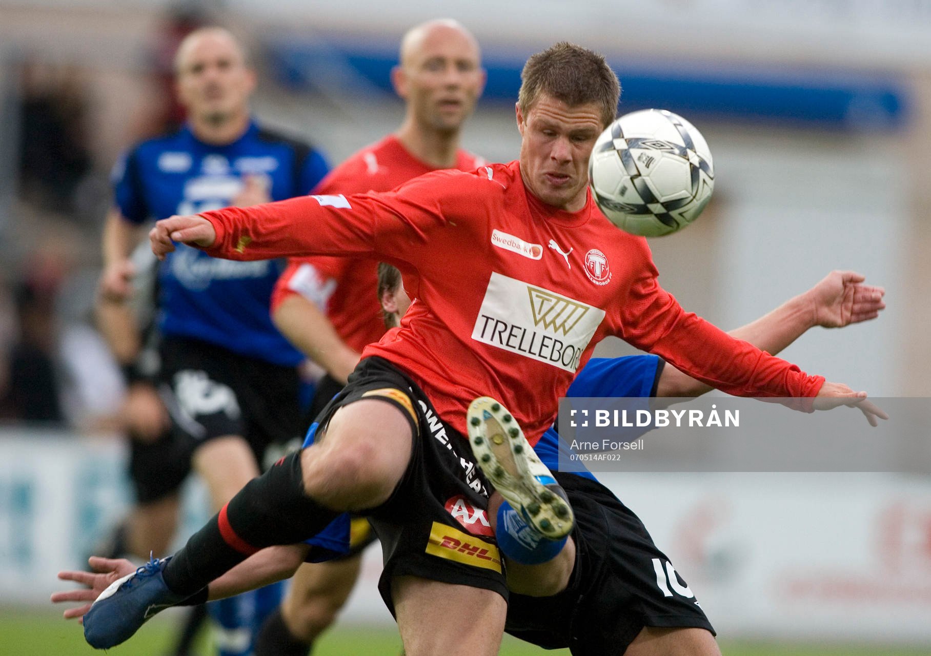 Dennis Melander, Trelleborg, tränger sig förbi