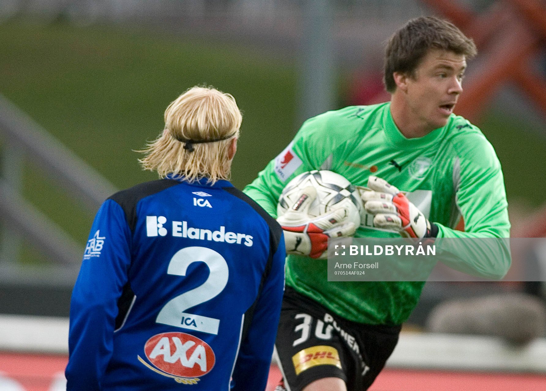 Christian Fegler, målvakt, tar bollen framför anstormande