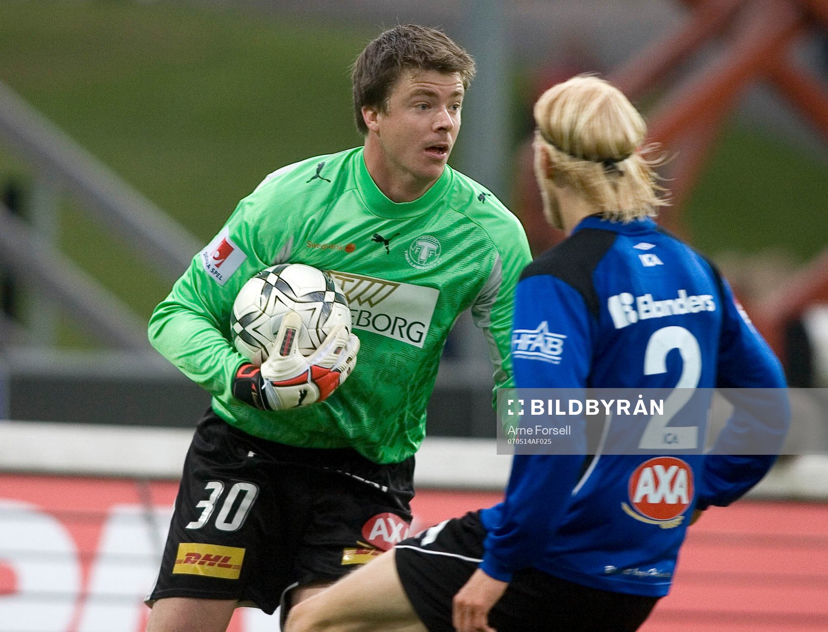 Christian Fegler, målvakt, tar bollen framför anstormande
