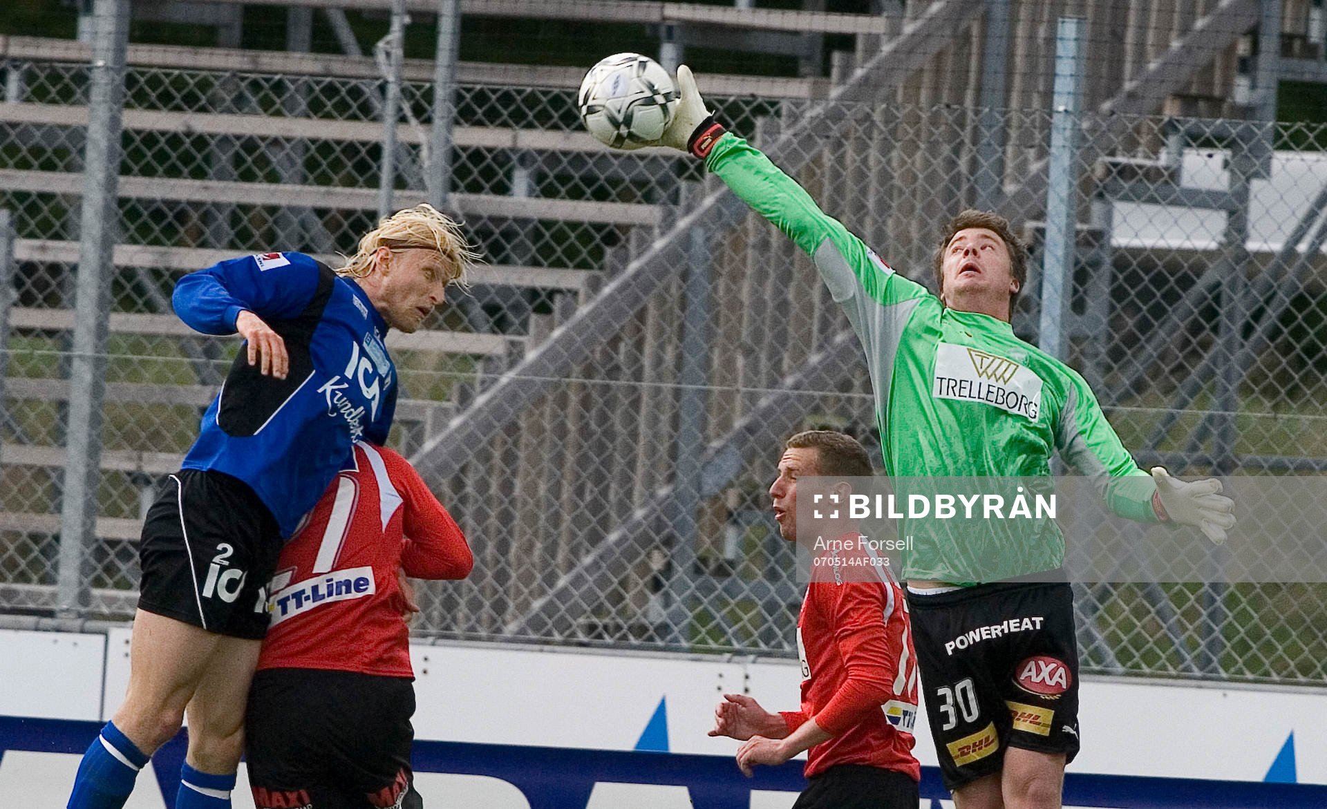 Christian Fegler, målvakt, Trelleborg, får handen på