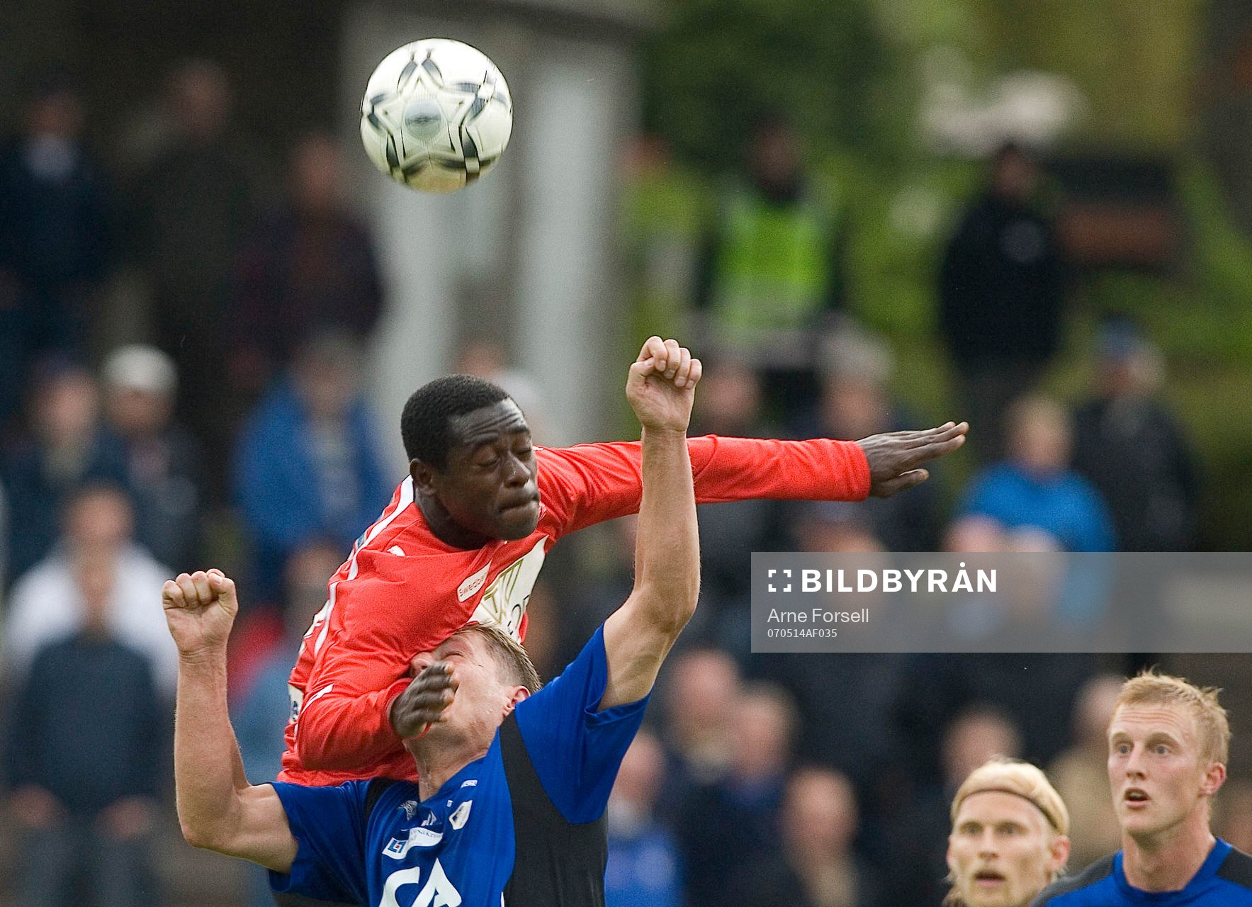 Michael Mensah täpper till munnen på sin motståndare i