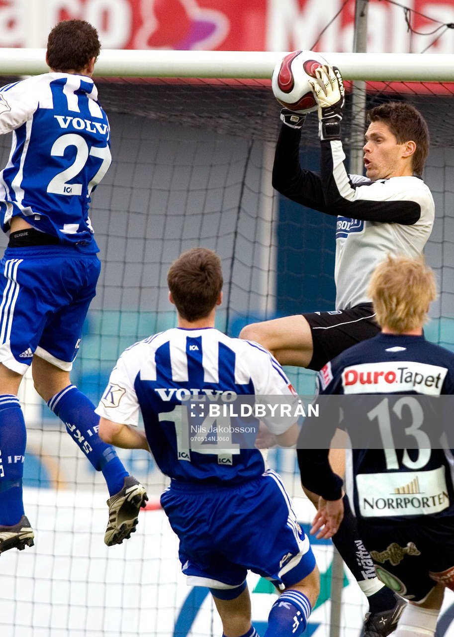 Mattias Hugosson, målvakt, Gefle, plockar ner ett inlägg