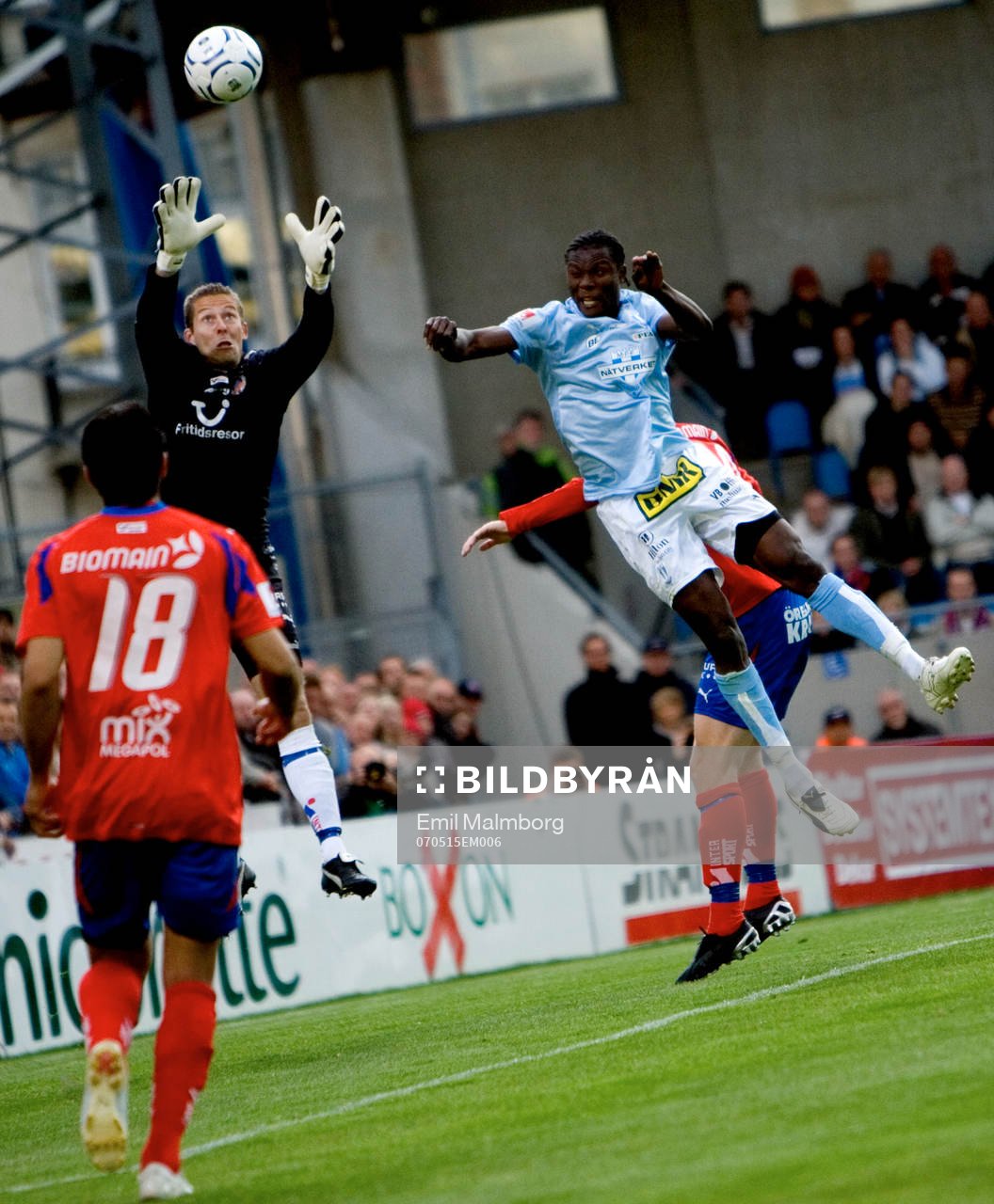 Daniel Andersson, HIF går upp mot Edward Ofere, MFF
