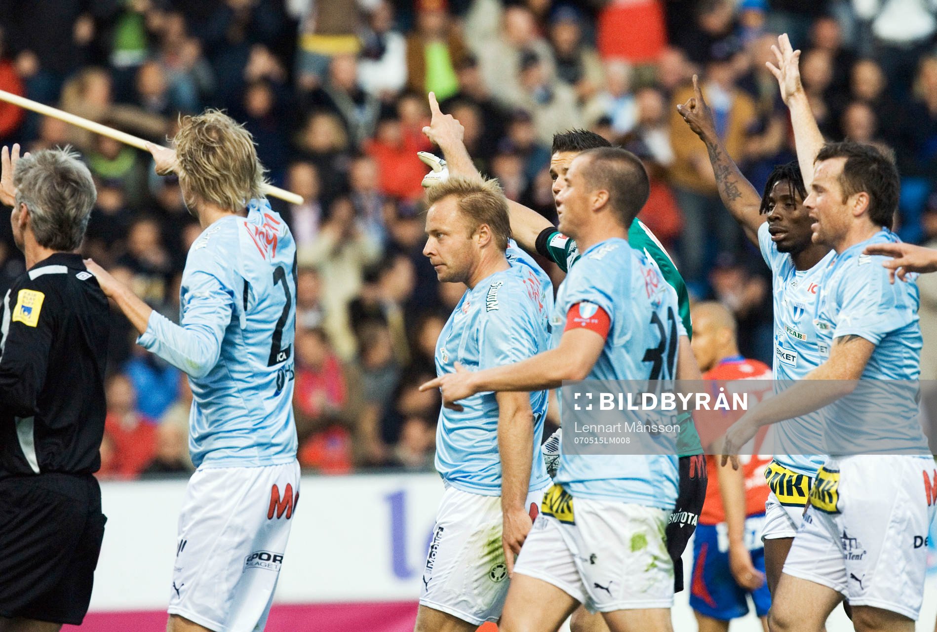 Fotboll, allsvenskan, Helsingborg - Malmö FF:  Straff, domaren Peter Fröjdfeldt har dömt straff, MFF-arna protesterar - och Fröjdfeldt ändrar sig.
