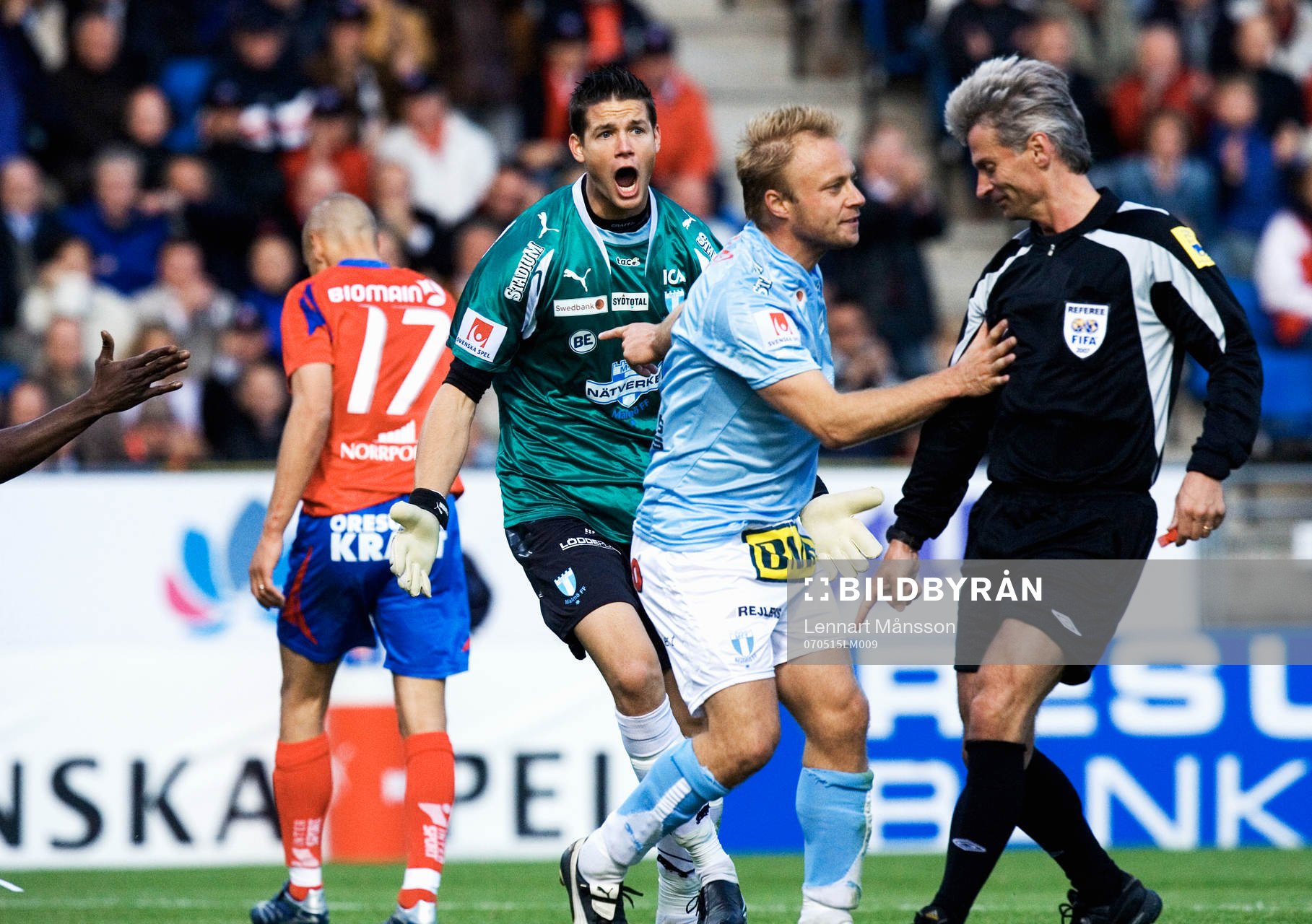 Fotboll, allsvenskan, Helsingborg - Malmö FF:  Straff, pekar domaren Peter Fröjdfeldt, Jonas Sandqvist och Andders Andersson protesterar - och Fröjdfeldt ändrar sig.