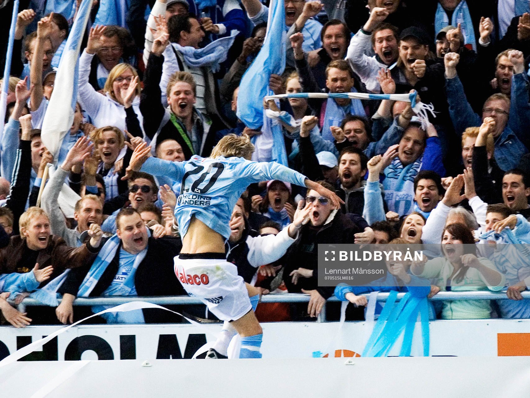 0-1, Ola Toivonen, som hoppar över och firar med fansen