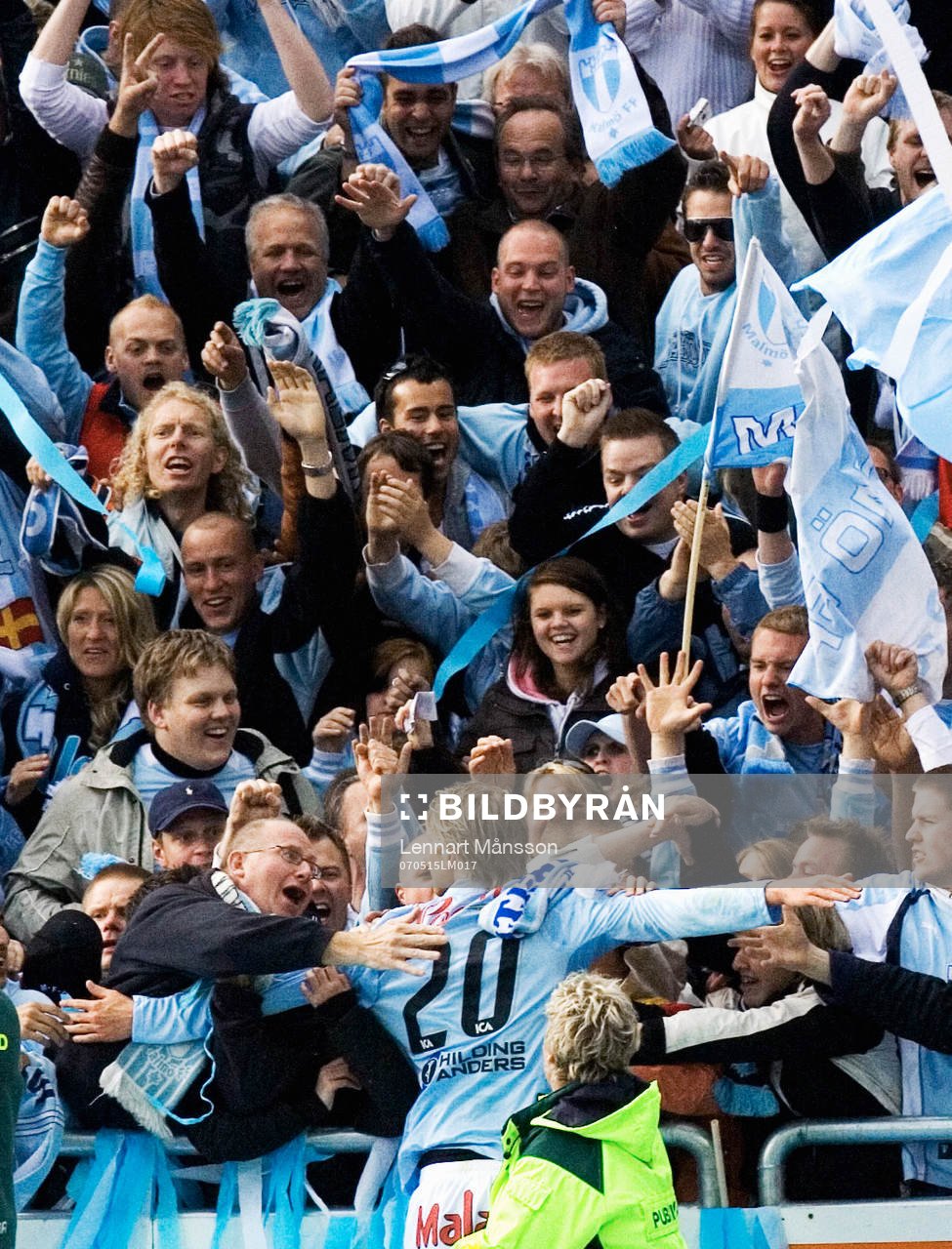 0-1, Ola Toivonen, som hoppar över och firar med fansen