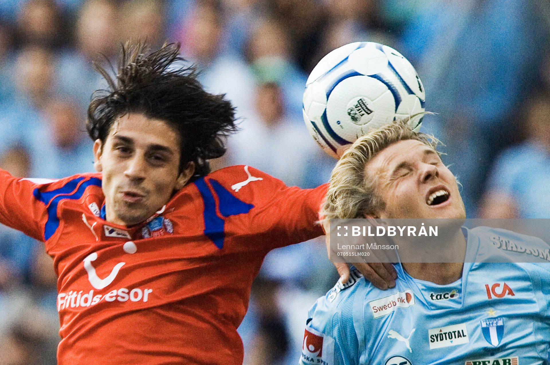 Matchhjälten Ola Toivonen nickduellerar med Babis
