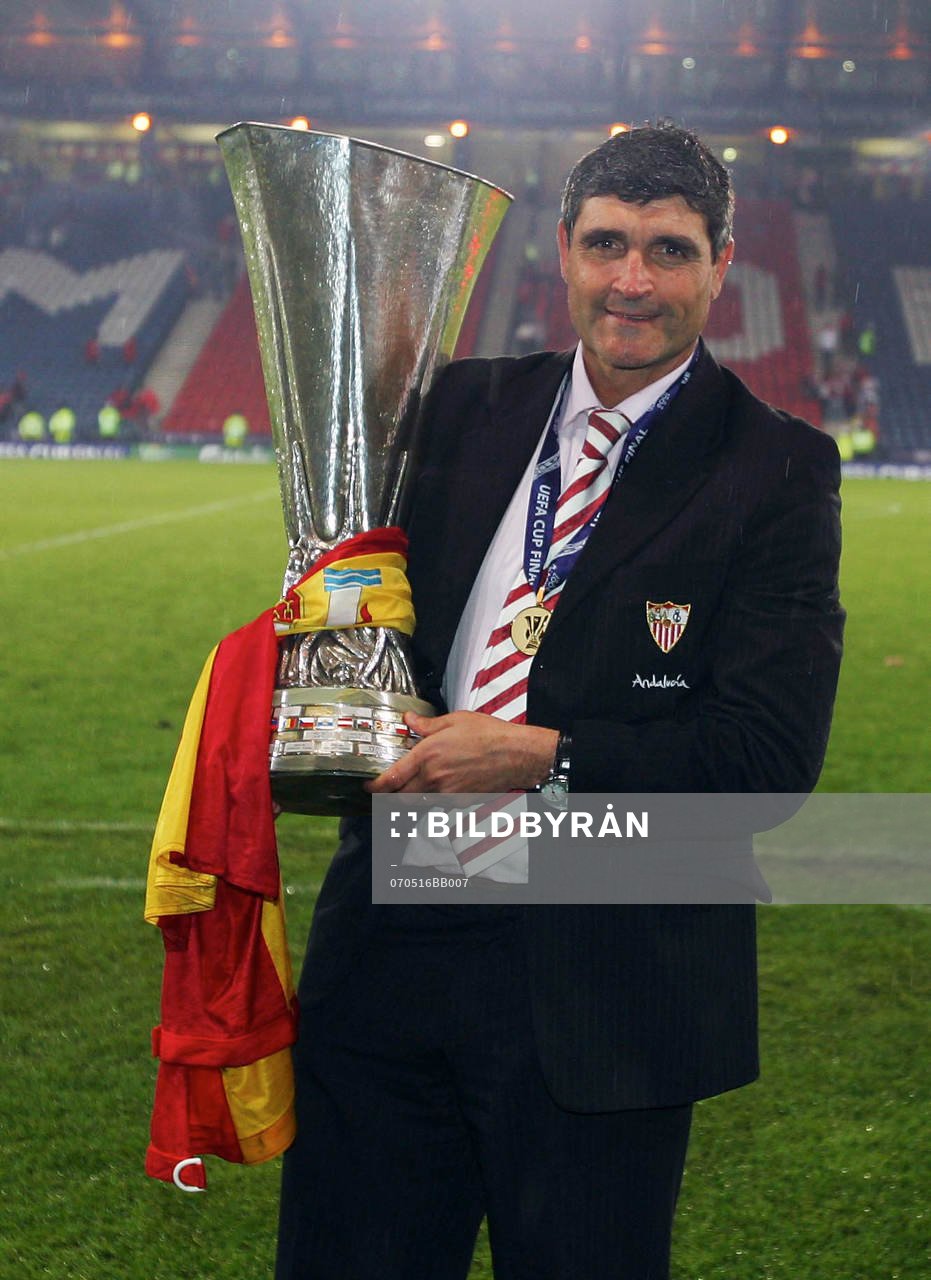 Juande Ramos, tränare, Sevilla, med segerpokal. Vinnare.