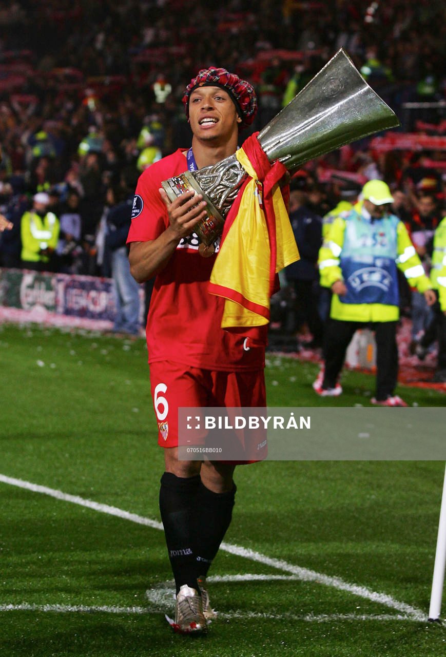 Adriano, Sevilla, firar med segerpokal. Seger. Lycka.
