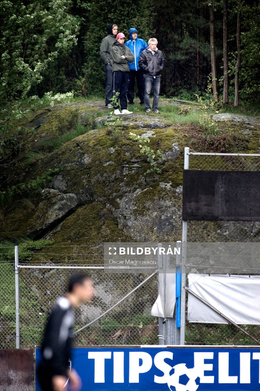 Nyfikna människor utanför arenan