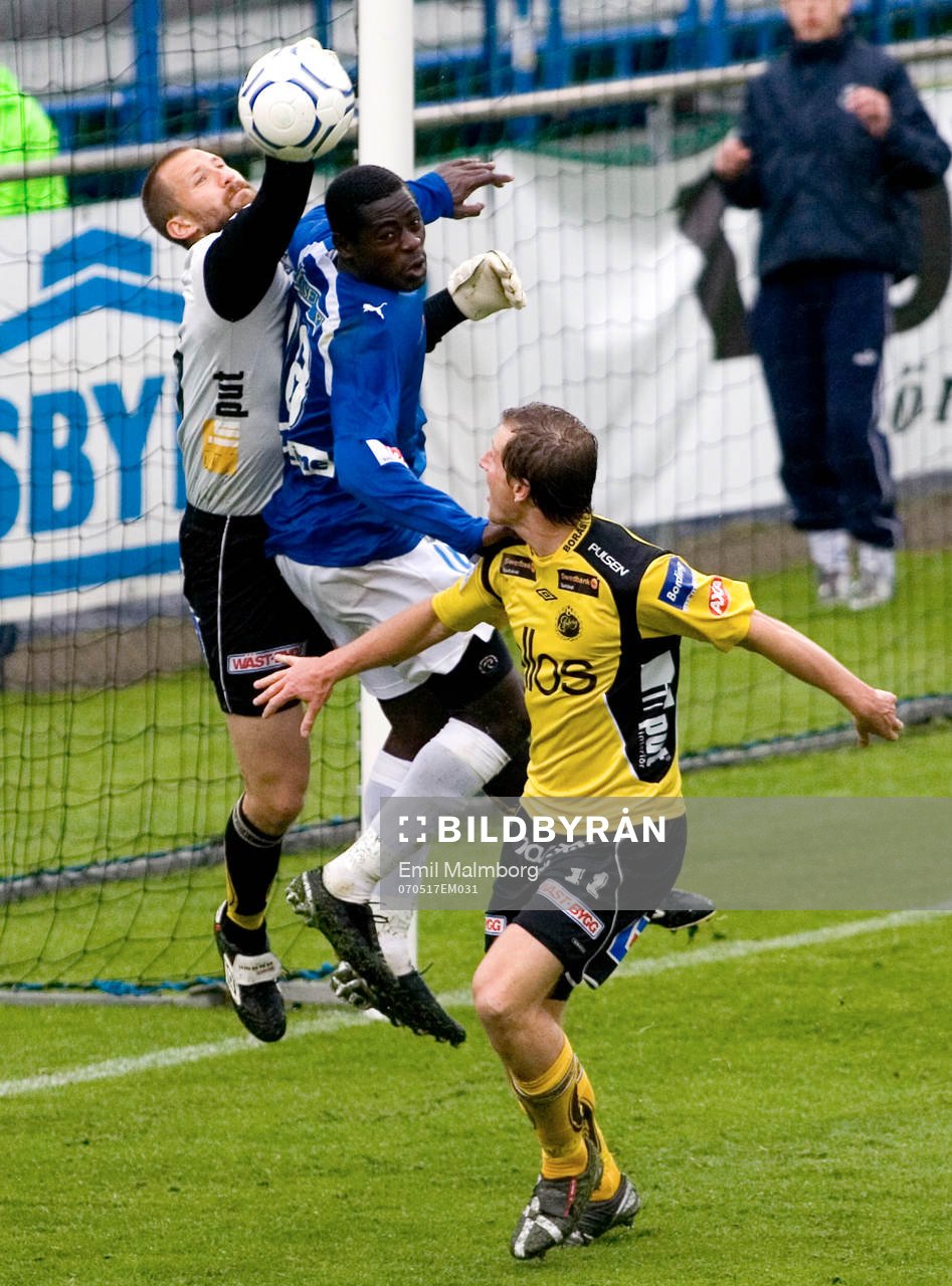 Johan Wiland, Elfsborgs målvakt räddar framför Michael