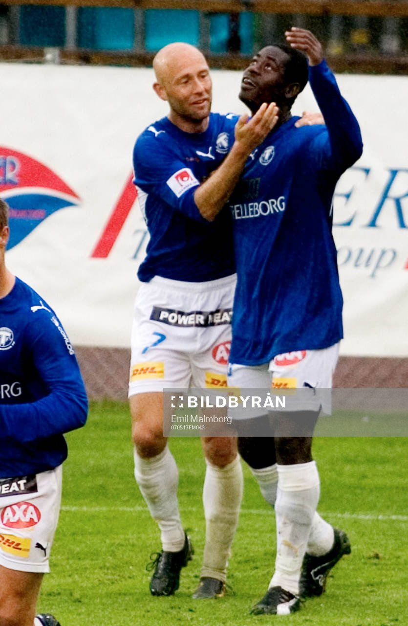  Mattias Thylander, Trelleborg, kramar om Michael Mensah efter hans 1-1 mål. Jubel