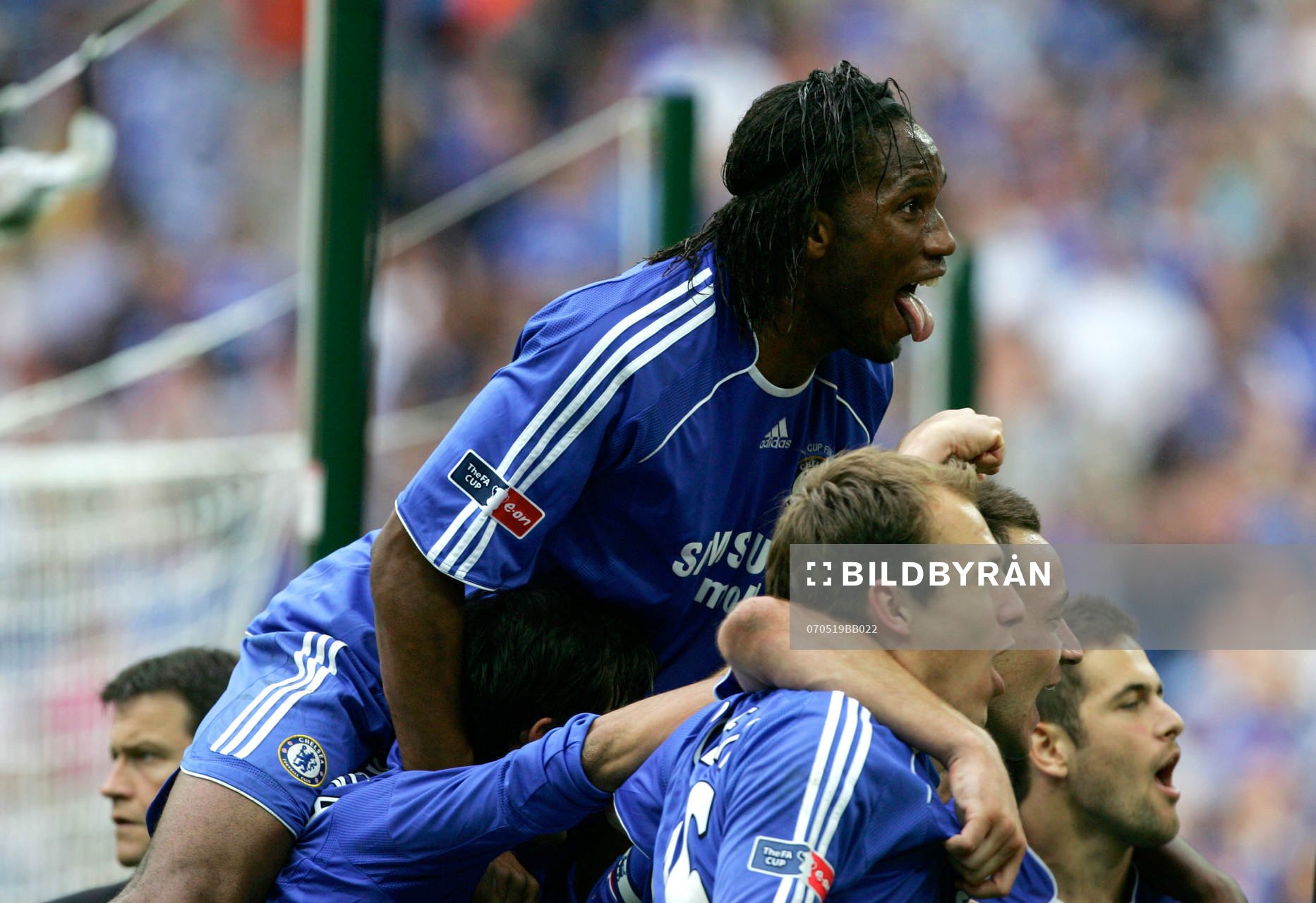   Didier Drogba, Chelsea, jubel med lagkamraterna efter segern. 
